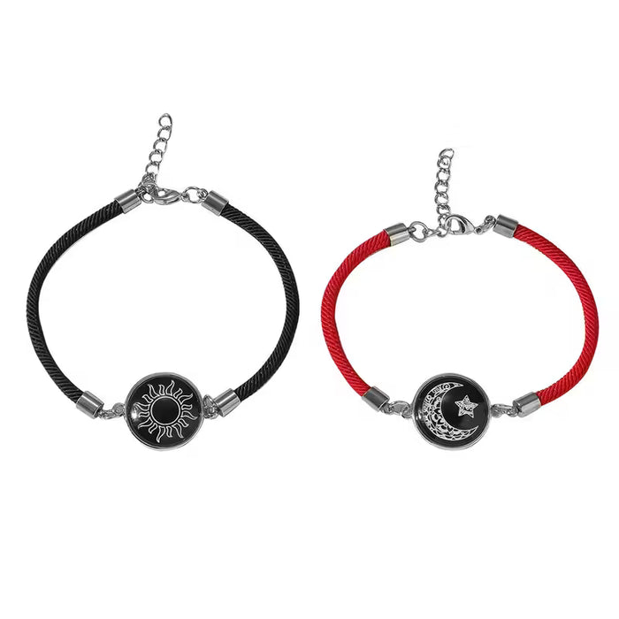 Un conjunto de dos pulseras de pareja con estilo, con el sol, la luna y las estrellas como buenos amigos