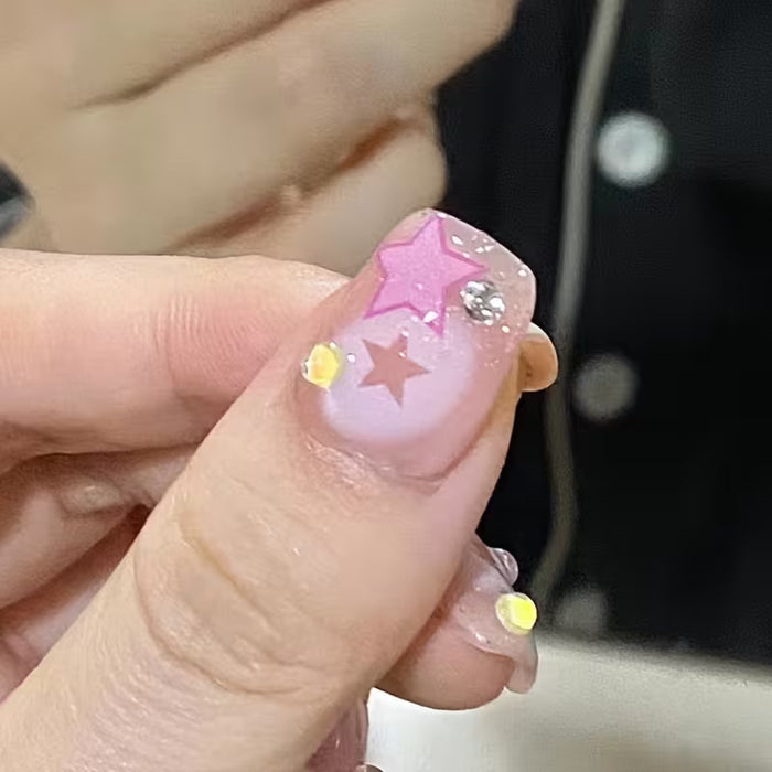 Kit de uñas cortas en forma cuadrada en tonos nude, rosa y azul con patrón de estrellas y brillo, acabado brillante, 24 piezas