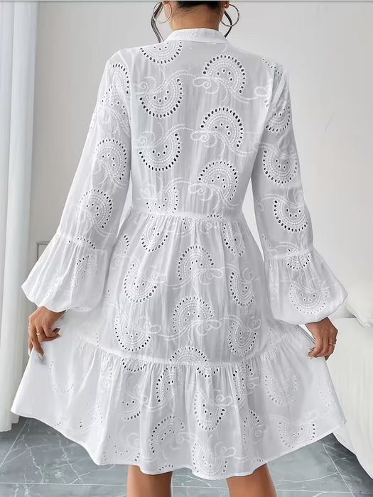 Vestido de mujer elegante con patrón de ojales intrincados, detalle de botón