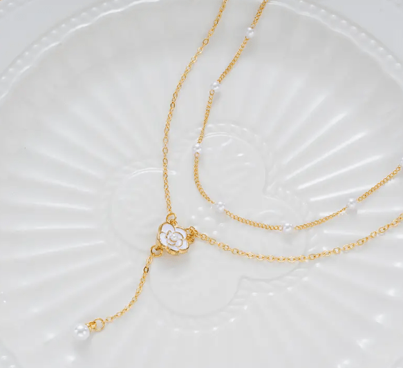 Cadena Dorada para el Cuello con Detalles Blancos - Quierox - Tienda Online