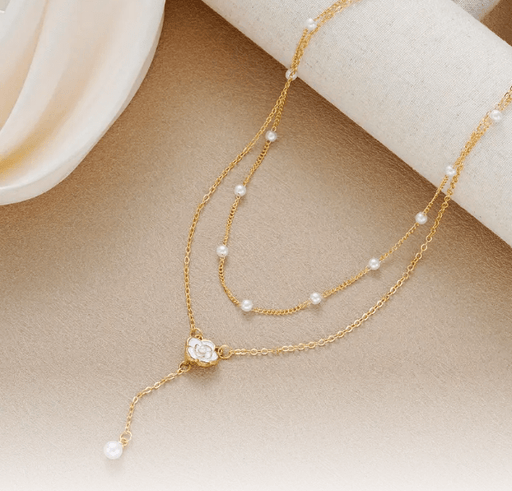 Cadena Dorada para el Cuello con Detalles Blancos - Quierox - Tienda Online