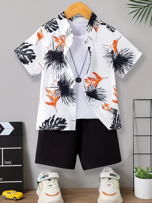 Un conjunto de dos camisetas para niño con estampados de hojas y pantalones cortos