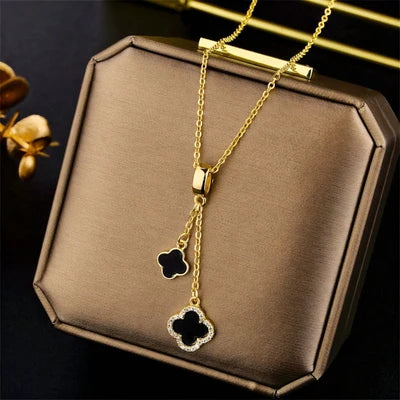 Collar con dije de trébol doble de esmalte negro y diamantes de imitación