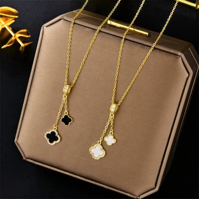 Collar con dije de trébol doble de esmalte negro y diamantes de imitación