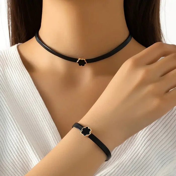 Conjunto de dos piezas: un elegante collar de trébol de cuerda de cuero sintético y una pulsera - Quierox - Tienda Online