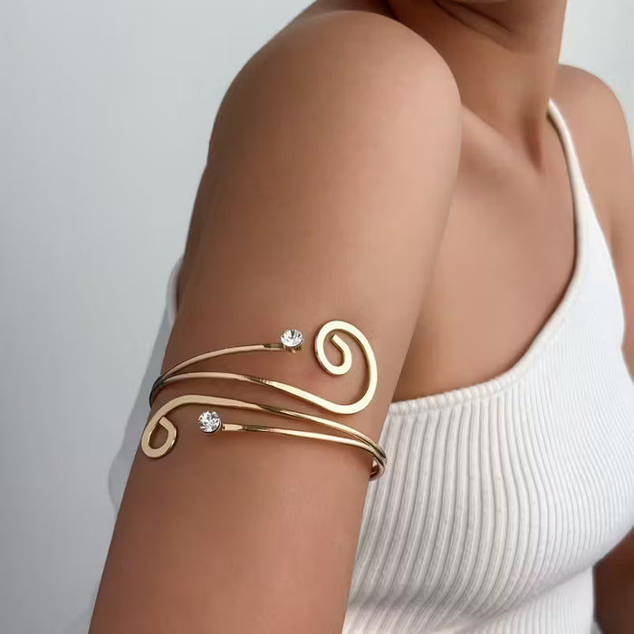 Una pulsera de metal abierta, elegante y creativa, incrustada con diamantes