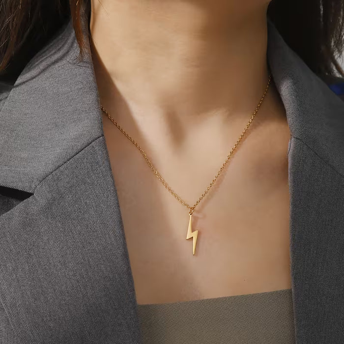 Collar con Colgante de Rayo en Acero Inoxidable Dorado - Diseño Elegante y Minimalista para Mujeres