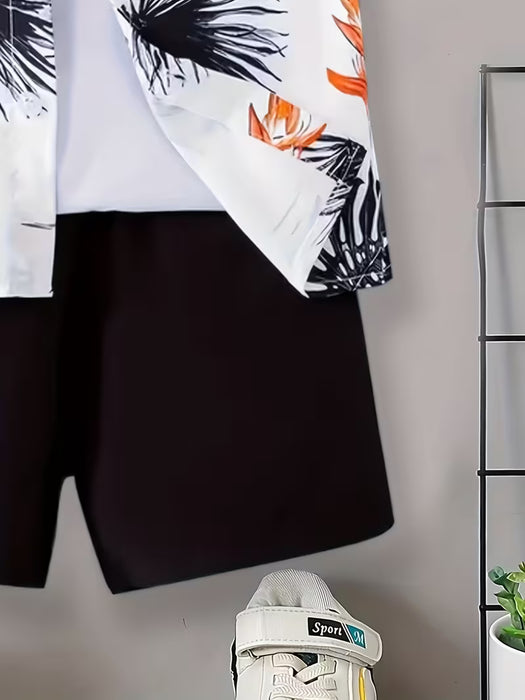 Un conjunto de dos camisetas para niño con estampados de hojas y pantalones cortos