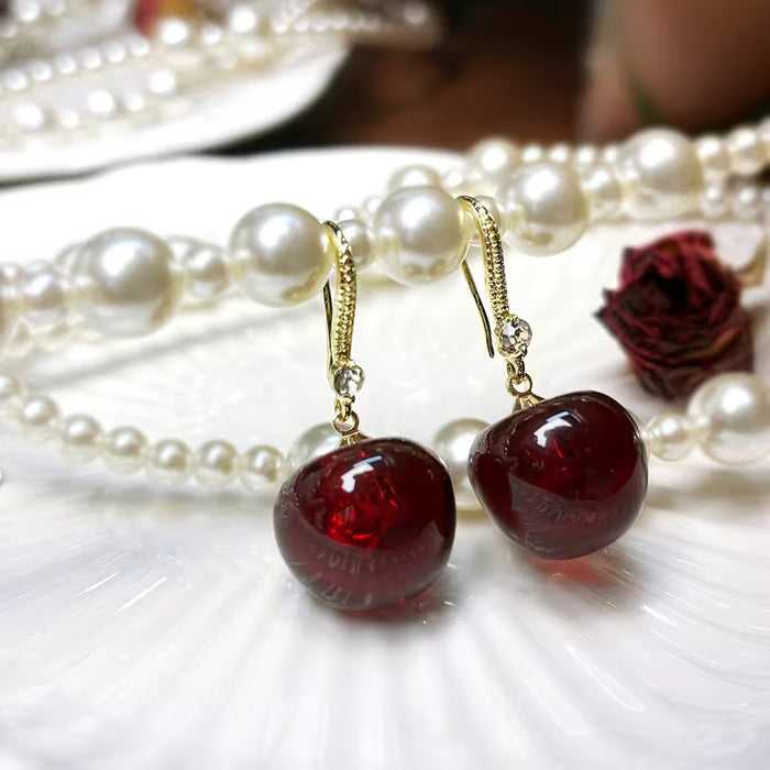 Un Par de Aretes de Gota de Vidrio con Diseño de Cereza