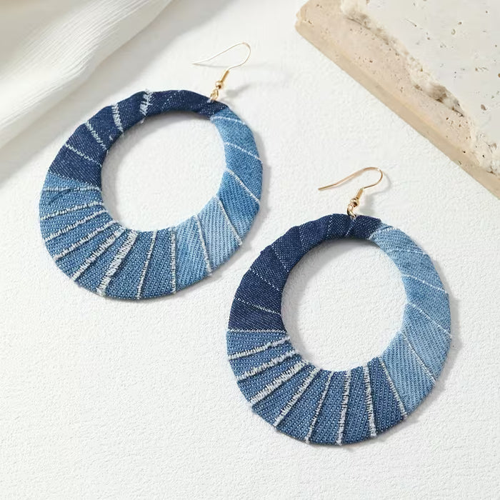 Un par de aretes de círculo grande exagerado en un estilo retro de vaquero occidental