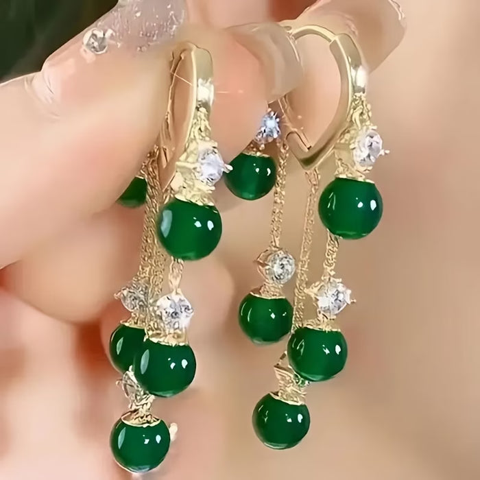 Un par de elegantes y lujosos pendientes colgantes con borlas