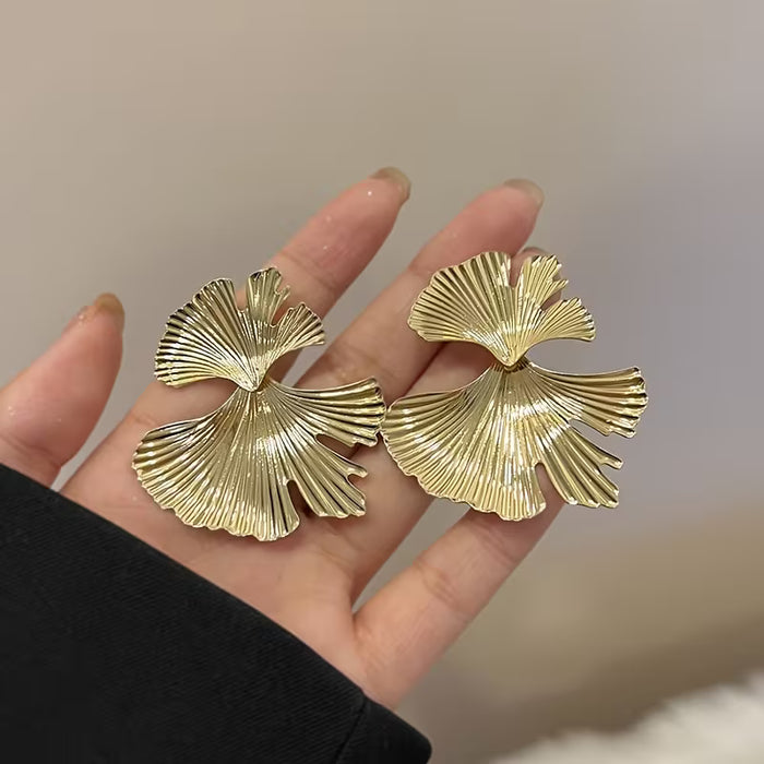 SHEIN 1 Par de Pendientes de Hoja Arrugada de Tono Dorado para Mujeres - Diseño Elegante