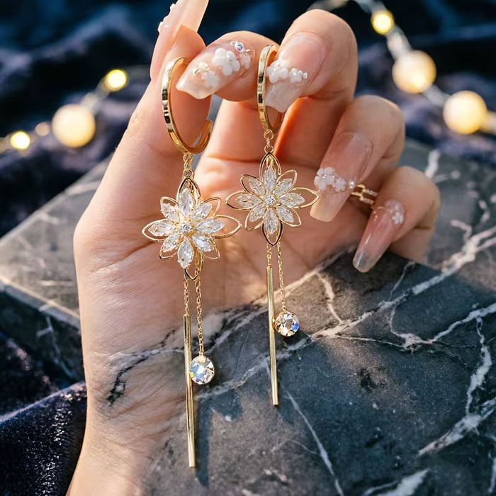 Un par de elegantes pendientes largos colgantes de flores