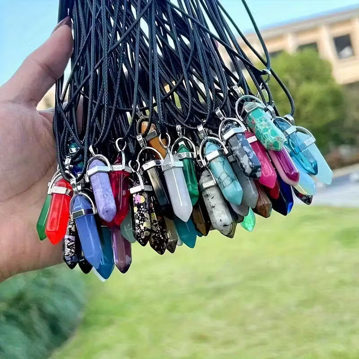 10 piezas de colgantes de chakra de cristal multicolores y collar de cuero negro