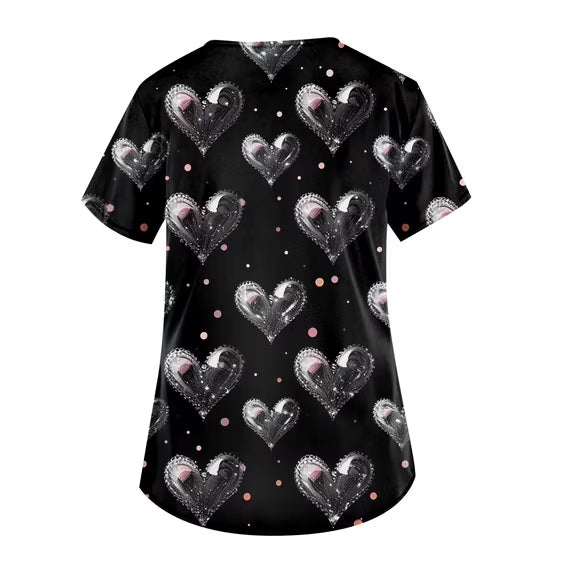 Uniforme de enfermería con mangas cortas, cuello en V y estampado de corazones