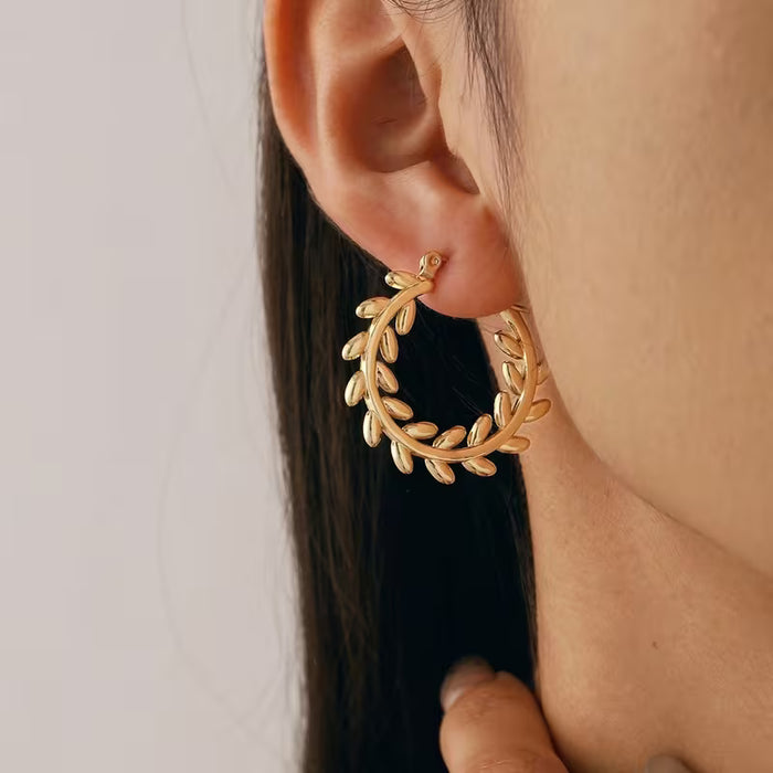 1 Par de Aretes Circulares , Huecos en Acero Inoxidable con diseño Minimalista