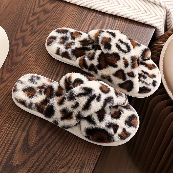 Pantufla de felpa para mujer con estampado de leopardo y tira cruzada en el tobillo