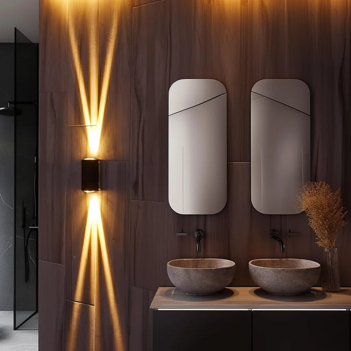 Aplique de pared LED impermeable para exteriores con 3 haces de luz.
