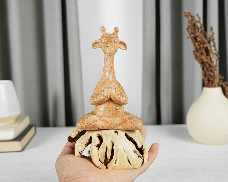 Escultura de jirafa meditando en madera, postura de yoga - Quierox - Tienda Online