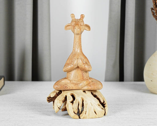 Escultura de jirafa meditando en madera, postura de yoga - Quierox - Tienda Online