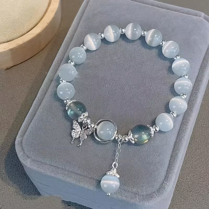 Un encantador brazalete con colgante de mariposa y cuentas, cuentas de ojo de gato