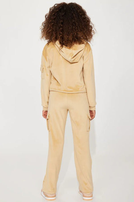 Fashion Nova Conjunto de pantalón de terciopelo Mini Gods Favorite - Caqui - Quierox - Tienda Online