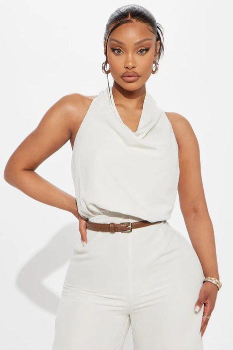 Fashion Nova Mono con cuello halter y cinturón Amelia - Color crema - Quierox - Tienda Online