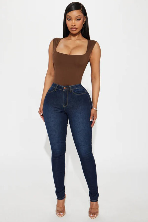 Fashion Nova Vaqueros ajustados de tiro alto y realce de glúteos Classic Charmer, Denim oscuro - Quierox - Tienda Online