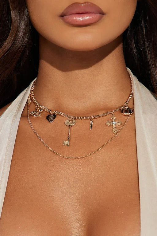 FASHIONNOVA Collar It Girl Collective Charm - Dorado - Quierox - Tienda Online