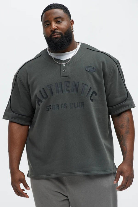 FASHIONNOVA Manga Corta Athletics Sports Club Henley - Negro - Quierox - Tienda Online