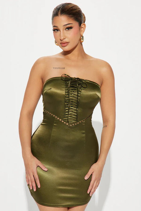 FashionNova Vestido mini Katie de satén - Verde oliva - Quierox - Tienda Online