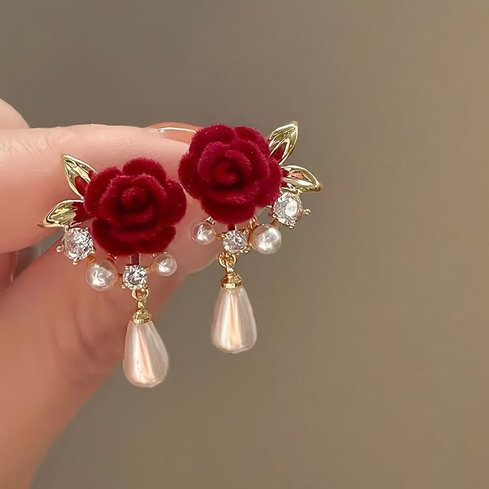 Elegantes pendientes colgantes con diseño de rosa roja de terciopelo, adornados con diamantes de imitación