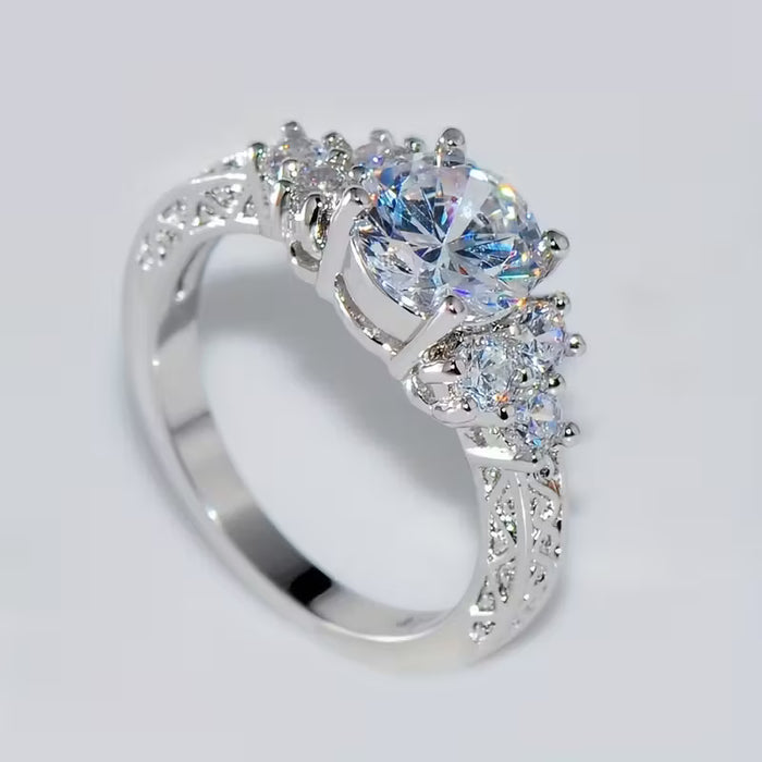 Anillo estético para mujer de color plateado con circonita sintética