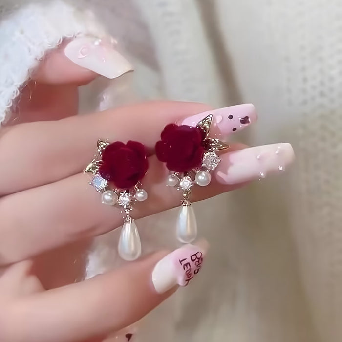 Elegantes pendientes colgantes con diseño de rosa roja de terciopelo, adornados con diamantes de imitación