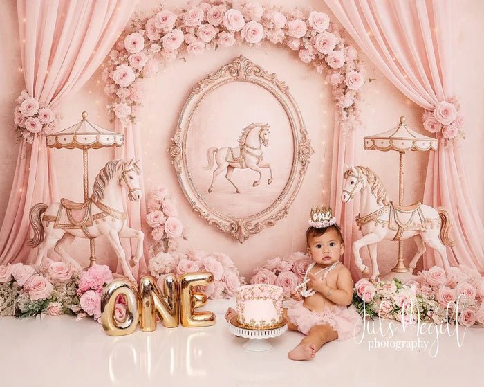 Fondo estampado floral rosa "Carousel Dreams" de Kate Birthday, diseñado por Ashley Paul - Quierox - Tienda Online