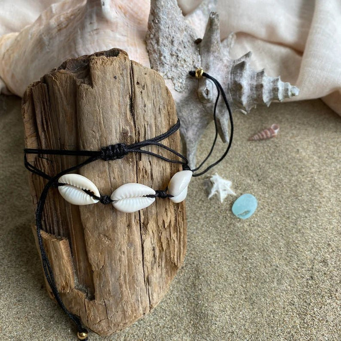 GARGANTILLA DE CONCHA con cordón negro tejido fuerte y ajustable y pequeñas cuentas decorativas - Quierox - Tienda Online