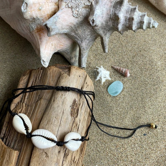 GARGANTILLA DE CONCHA con cordón negro tejido fuerte y ajustable y pequeñas cuentas decorativas - Quierox - Tienda Online