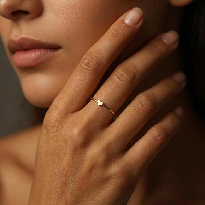 Anillo pequeño en forma de corazón chapado en oro de 24 quilates