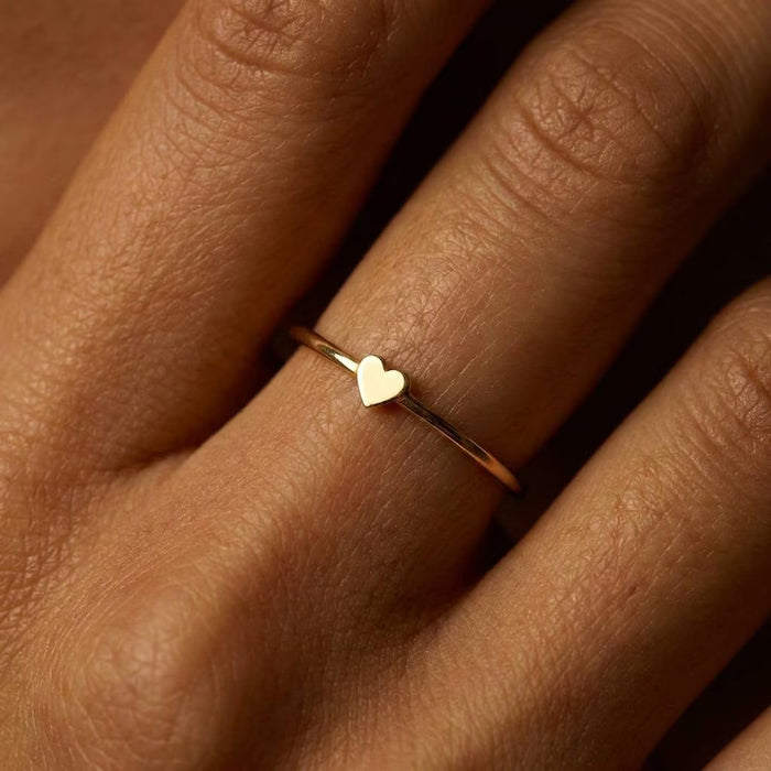 Anillo pequeño en forma de corazón chapado en oro de 24 quilates