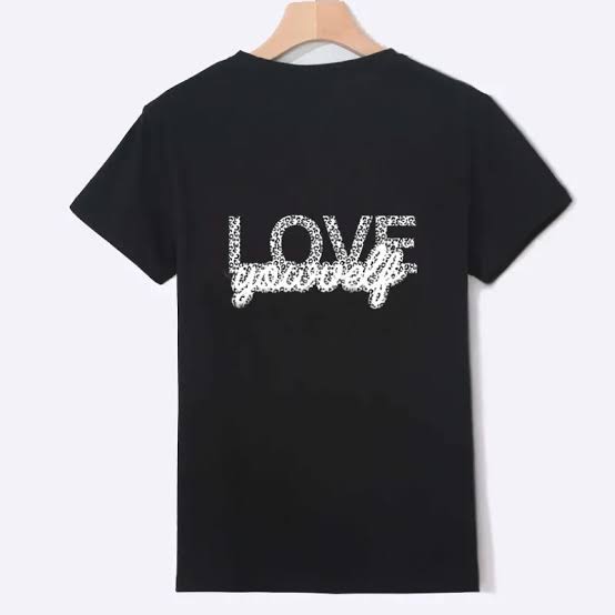 Camiseta negra de mujer con estampado gráfico "Ámate a ti misma"