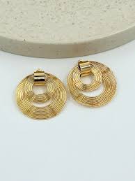 Pendientes redondos dorados de aritos laminados