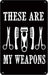 Letrero de metal con texto en inglés "They are My Weapons Barber Shop" para barbería - Quierox - Tienda Online