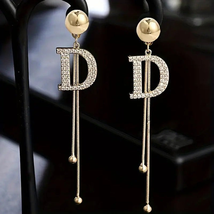 Pendientes aguja borlas largas sencillos elegantes con letra D - Quierox - Tienda Online
