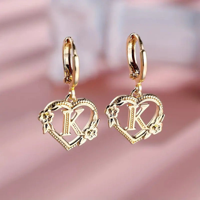 Pendientes colgantes elegantes de monograma "K" de tono dorado con diseño de rosa y perla - Quierox - Tienda Online