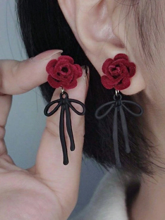 Pendientes con diseño de rosa y lazo 3D en color rojo vino con textura de terciopelo - Quierox - Tienda Online