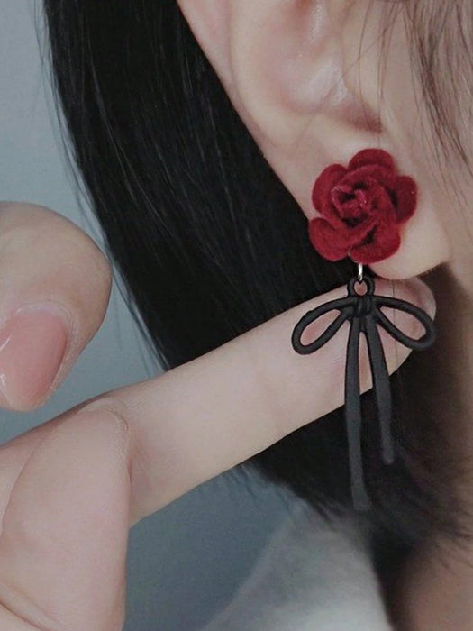 Pendientes con diseño de rosa y lazo 3D en color rojo vino con textura de terciopelo - Quierox - Tienda Online