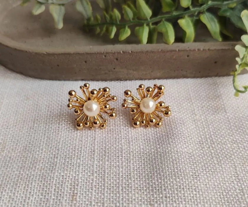 Pendientes con forma de rayos de sol dorados y perlas para fiestas y eventos - Quierox - Tienda Online