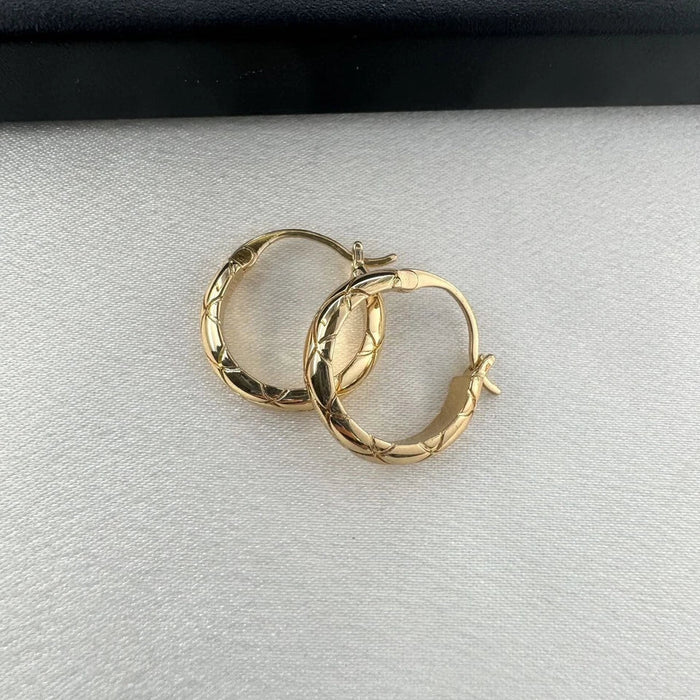 Pendientes de aro dorados con textura de metal pulido para mujer - Quierox - Tienda Online