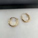 Pendientes de aro dorados con textura de metal pulido para mujer - Quierox - Tienda Online