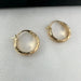 Pendientes de aro dorados con textura de metal pulido para mujer - Quierox - Tienda Online